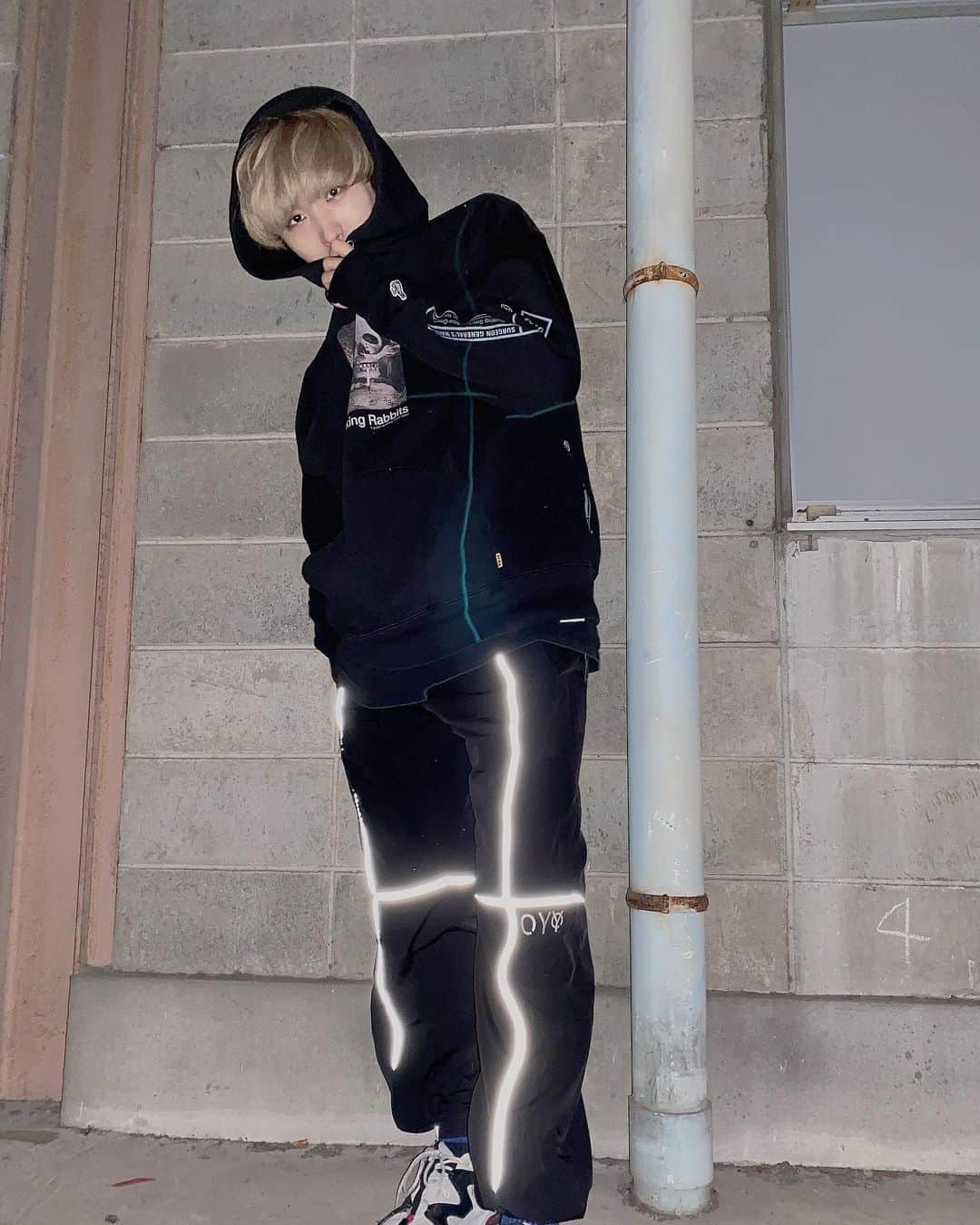 SHUNのインスタグラム：「ピカピカ…ピカチュウ💡⚡️  #OY #黒コーデ #ピカチュウ #金髪 #金髪マッシュ #マッシュ男子 #韓国好きな人 #韓国好きな人と繋がりたい #韓国男子 #メンズアイドル #アイドル #idol #かっこいい #かわいい #fff #l4l #f4f #ootd #bts #jo1 #ulzzangboy #셀카 #얼스타그램 #팔로미 #얼짱」