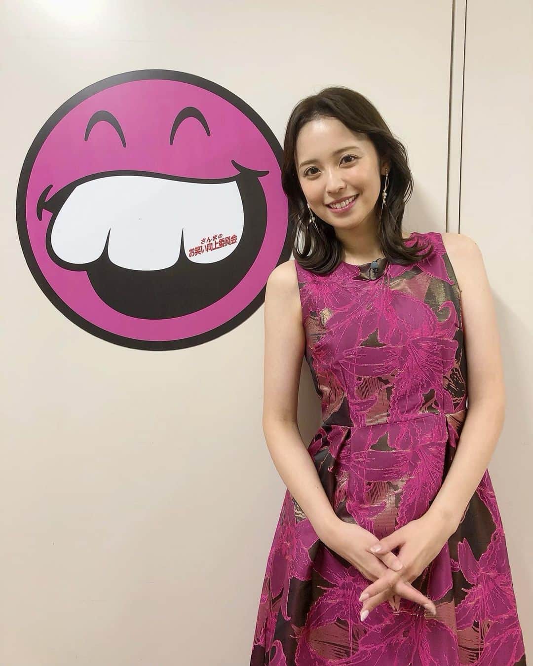 のインスタグラム：「* 23:10〜 『 #さんまのお笑い向上委員会 』 ぜひご覧ください🤍 初めて前髪、 真ん中で分けてみました🐆 * #衣装 #ワンピース #真ん中わけ」