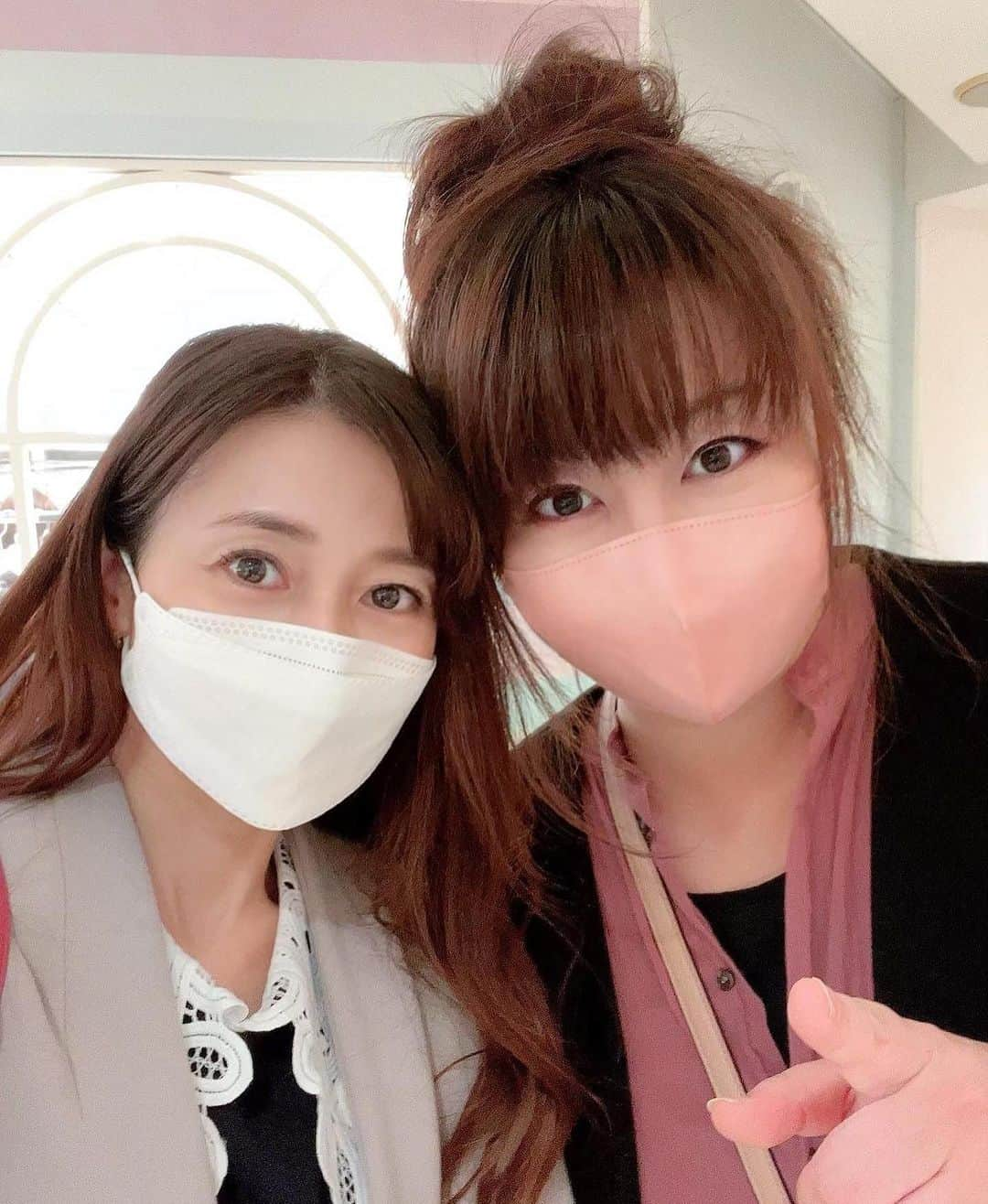 中野公美子さんのインスタグラム写真 - (中野公美子Instagram)「昨日は田中有紀美ちゃんとランチ🥰 久し振りに会えて楽しい時間だった❣️ ランチのあとにデザートを食べに行ったら、 シャインマスカットのケーキがとっても美味しくて幸せ💖 帰りに写真を撮ったら、 機種変をしたのでカメラ目線おかしくない？と探りながら撮ったよw ゆきみちゃん指差し確認してるw (2枚目)  #田中有紀美　ちゃん #melody #ランチ #シャインマスカット #シャインマスカットケーキ #元アイドル」11月27日 22時35分 - kumikorion