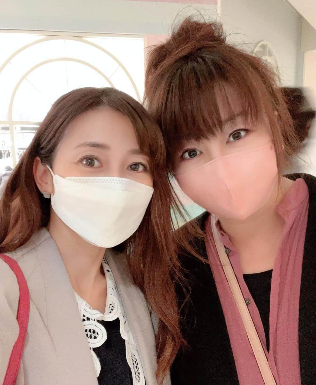 中野公美子のインスタグラム：「昨日は田中有紀美ちゃんとランチ🥰 久し振りに会えて楽しい時間だった❣️ ランチのあとにデザートを食べに行ったら、 シャインマスカットのケーキがとっても美味しくて幸せ💖 帰りに写真を撮ったら、 機種変をしたのでカメラ目線おかしくない？と探りながら撮ったよw ゆきみちゃん指差し確認してるw (2枚目)  #田中有紀美　ちゃん #melody #ランチ #シャインマスカット #シャインマスカットケーキ #元アイドル」
