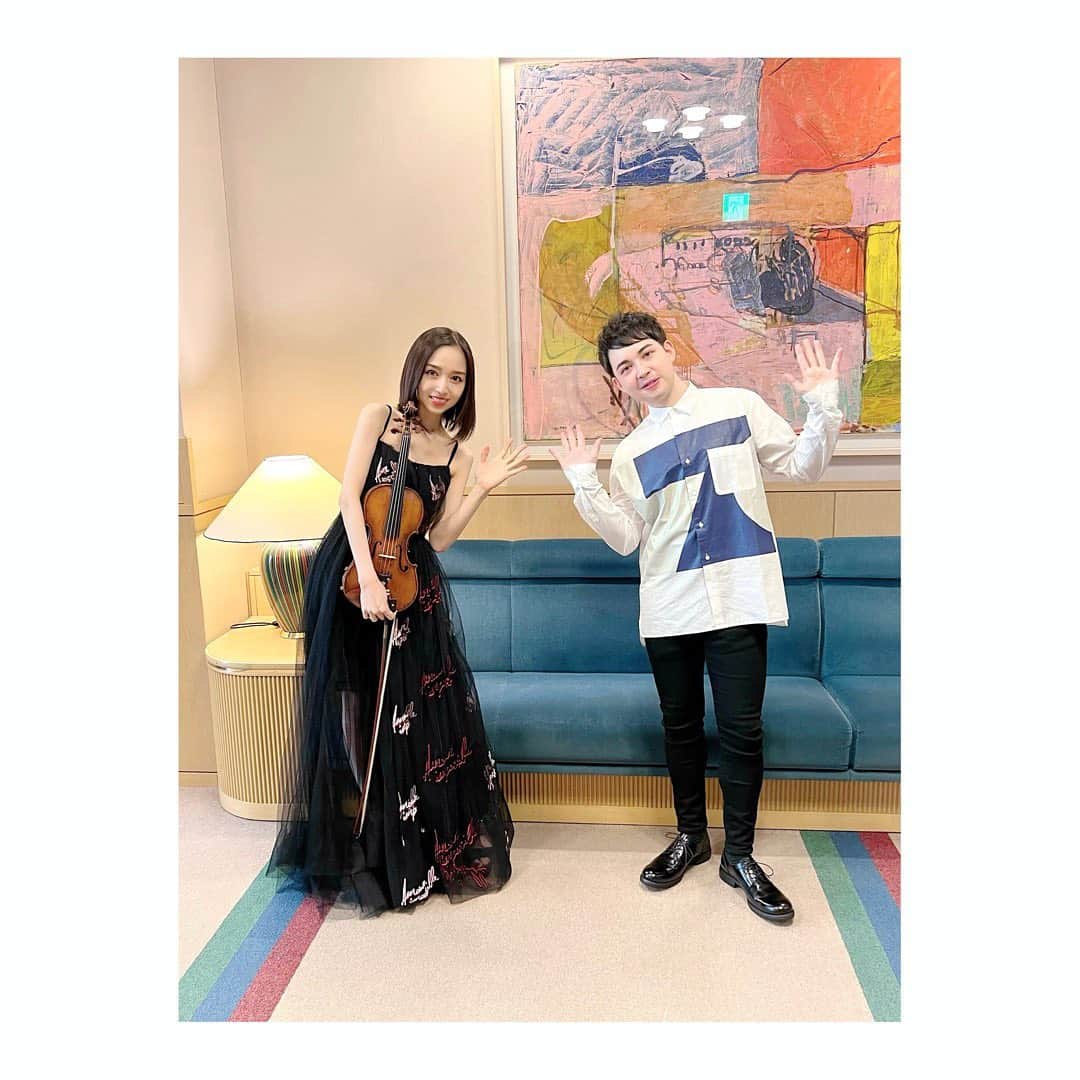 宮本笑里のインスタグラム：「ファイナルツアーは、大阪。 リサイタルは2年ぶり。  やっと…。 皆様にお会い出来て、幸せでした。  ロー磨秀君のパッション溢れる音色にも たくさん刺激を受けたのでした。  応援して下さる皆様、支えて下さる皆様に 心から感謝しています。  ありがとうございました🎻  #大阪 #ザフェニックスホール #ロー磨秀 #宮本笑里 #violin #violinist #ポーズは謎」
