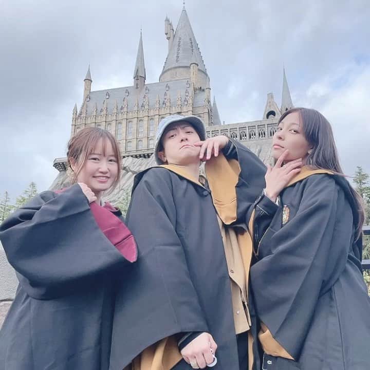 みのりんのインスタグラム：「It’s a little old, but my friends and I at Hogwarts!! I miss my friends. 😢  ちょっと古いけど、みんなとホグワーツ行ったときの写真！！みんなに会いたいなぁ😢  #ハリーポッター　#harrypotter #usj」