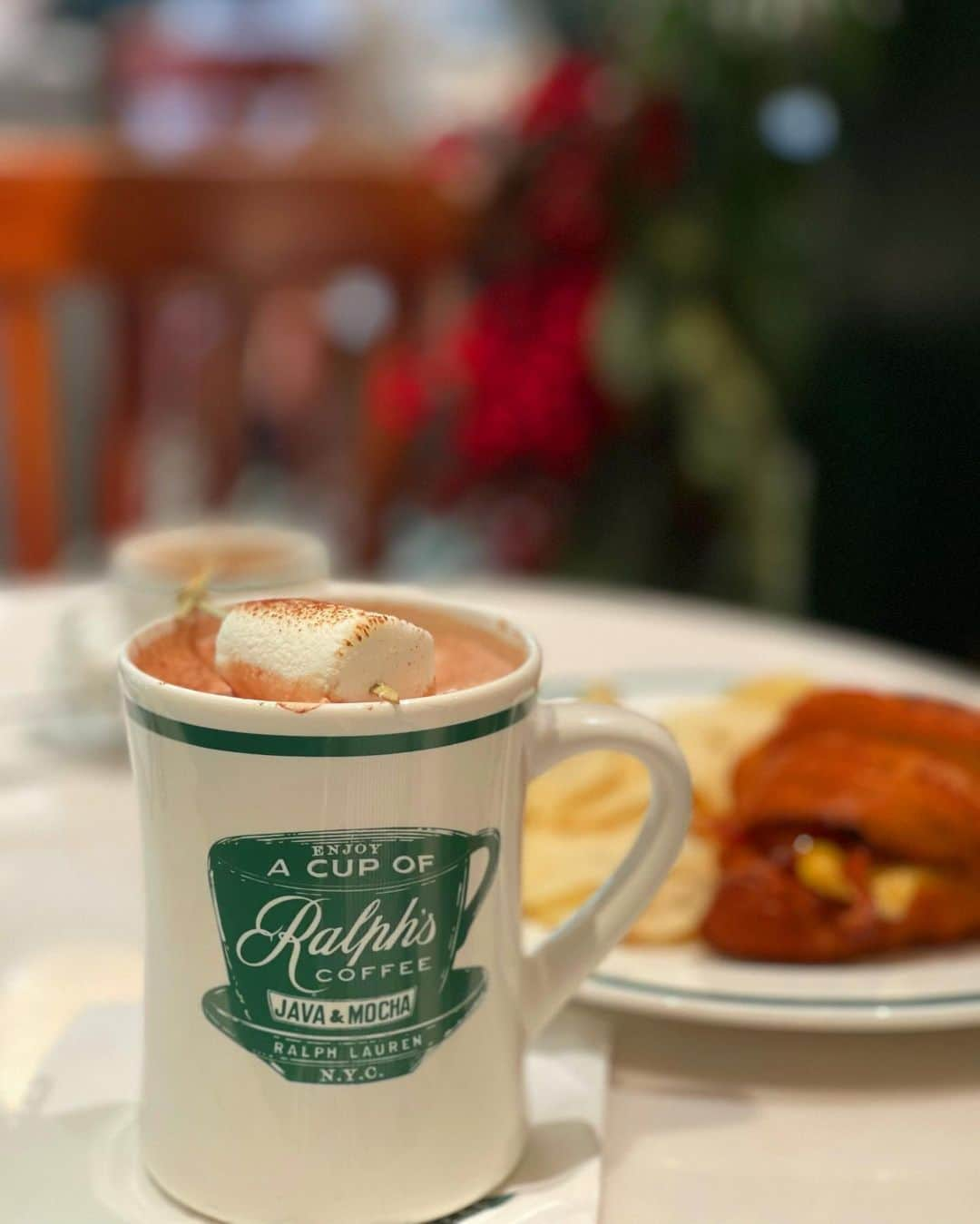 小川ひとみさんのインスタグラム写真 - (小川ひとみInstagram)「今日はDate❤️ 家具を見に行って Ralph's Coffeeでlunch✨ 色んな話をして power charge出来ました🤍 マシュマロココア おいしかった🎄🎅🎄  knit&dress/ @coel.official  cardigan/ @seventenbymihokawahito  #date #hubby #love」11月27日 17時38分 - hitomy220