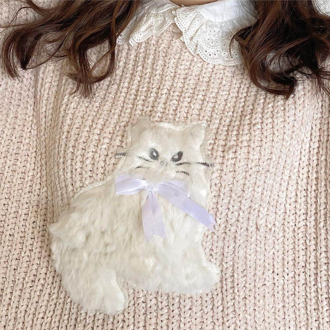 中野愛理のインスタグラム：「🐈🎀🤍 　　　　　　　 　　　　　　 #今日のらぶこーで #ootd #swankiss #つけ襟」