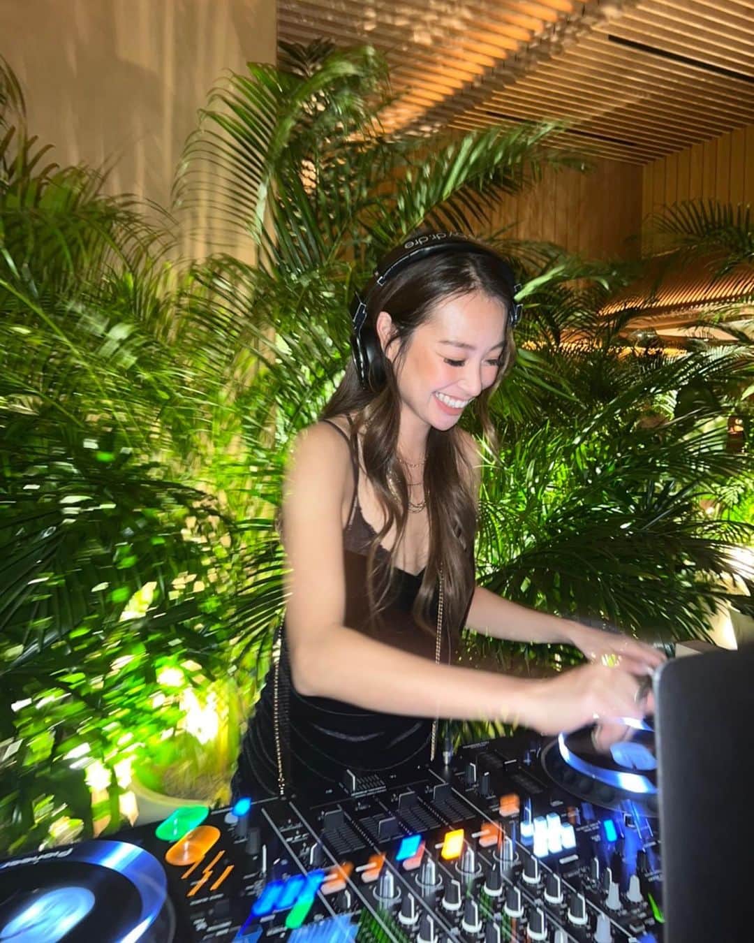 harunaのインスタグラム：「Fun night🖤 EDITIONホテルとamaterasのコラボステイのキックオフパーティーでDJしたよ〜！ 大好きな人たちが集まってとっても楽しかった🥰🎉  Thank you @toranomonedition @maminyc @reikoofficial 🖤🖤」