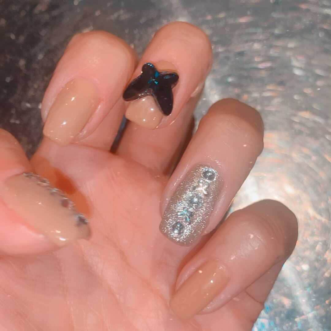 市來杏香のインスタグラム：「🦋キラキラ🦋 本日ぽこちゃ19:00〜歌配信です！ #きょんnailコレクション」