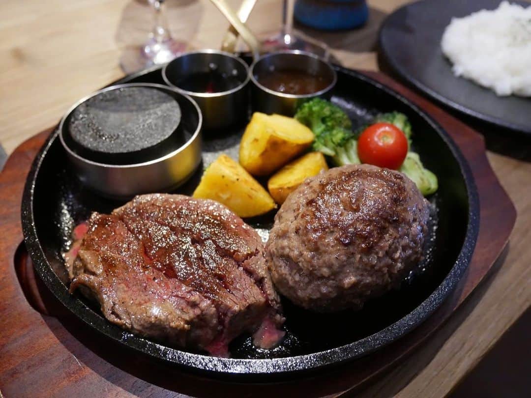 大政絢のインスタグラム：「今回は地元にも帰れました😊 久しぶりに祖父、祖母ともご飯ができて嬉しかったなぁ✨ そして、滝川に新しく出来ていたご飯屋さん「天肉」🍖 どれもジューシーで美味しく家族もとても喜んで嬉しかったなぁ！  お近くの方は是非✨  #北海道滝川市 #天肉」