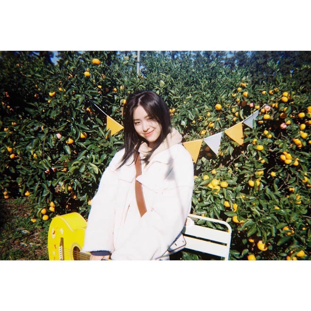 ITZYさんのインスタグラム写真 - (ITZYInstagram)「🍊 RYUJIN's VLOG in JEJU ITZY-DO 🍊   📍Scan ITZY-DO QR code right now! Find RYUJIN's favorite place in JEJU🌊」11月27日 19時00分 - itzy.all.in.us