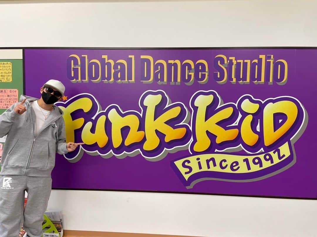 平野莉玖のインスタグラム：「みなさんこんばんは‼️😊  久しぶりの更新‼️ 今日はグローバルダンススタジオ「ファンクキッド」にお邪魔して中学生以来のダンスレッスンを受けてきました😆  動画はAGATCHI先生と踊ってます🕺 久しぶりにレッスンを受けて身体を動かしてみるとすごい体力を使うしなによりも身体がめちゃめちゃ硬くなってた😱  久しぶりにスタジオで踊ってめちゃめちゃ楽しくてやっぱりダンス好きだなぁって思いました😆 これからもファンクにお邪魔させて頂きます‼️  小さなお子さんや大人まで誰でも楽しくレッスンに受けれるスタジオとなっており、とても良い雰囲気で踊れるので気になる方は是非体験から行ってみてください😊 詳細は下記のURLよりご覧下さい😌  https://www.funkkid.com/  それでは‼️ この後RKSRICKYでは新作商品の発売もありますので皆様是非よろしくお願いいたします😊  #RKS#RKSRICKY#リクスリッキー#RIKU#平野莉玖#ファンクキッド#funkkid#グローバルダンススタジオ#ダンス」