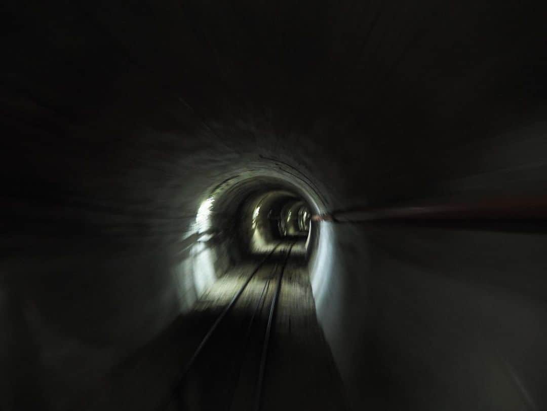 伊藤桃さんのインスタグラム写真 - (伊藤桃Instagram)「【#筑波山ケーブルカー 】 旅と鉄道 @tabitotetsudou  終着駅からのバス旅特集のオフショット♥️📸 ぜひ 本誌とあわせてみてね🥺 * 大正14年に運行開始して、現在の車両は戦後からの2代目。 3枚目: 深い山道 4枚目: そして石造りのトンネルをぬけていきます。 5枚目: トンネルをぬけた先にはこんな看板も。笑 * 6枚目: そして、#筑波山頂駅 にとーちゃく！ 7枚目: 標高800mΣ(ﾟﾛﾟ;) * 改札を出るといろいろなお土産屋さんが。 8枚目: 展望台もある食堂、おみやげやさんも。 1回目訪れた時は貸切で行けませんでしたが… 9枚目: 2回目に訪れた時は無事行けました！ スマホをおけて、絶景とともに撮影もできましたよ🥰❣️ 10枚目: 夕刊フジで書きましたが、山頂で飲みもできる✨たがみさんにおとずれました。 このお話は居酒屋インスタにて…🥃 つづく♥️ #筑波山 #筑波山が好き #mttsukuba #ケーブルカー」11月27日 19時09分 - itomomo_tetsu