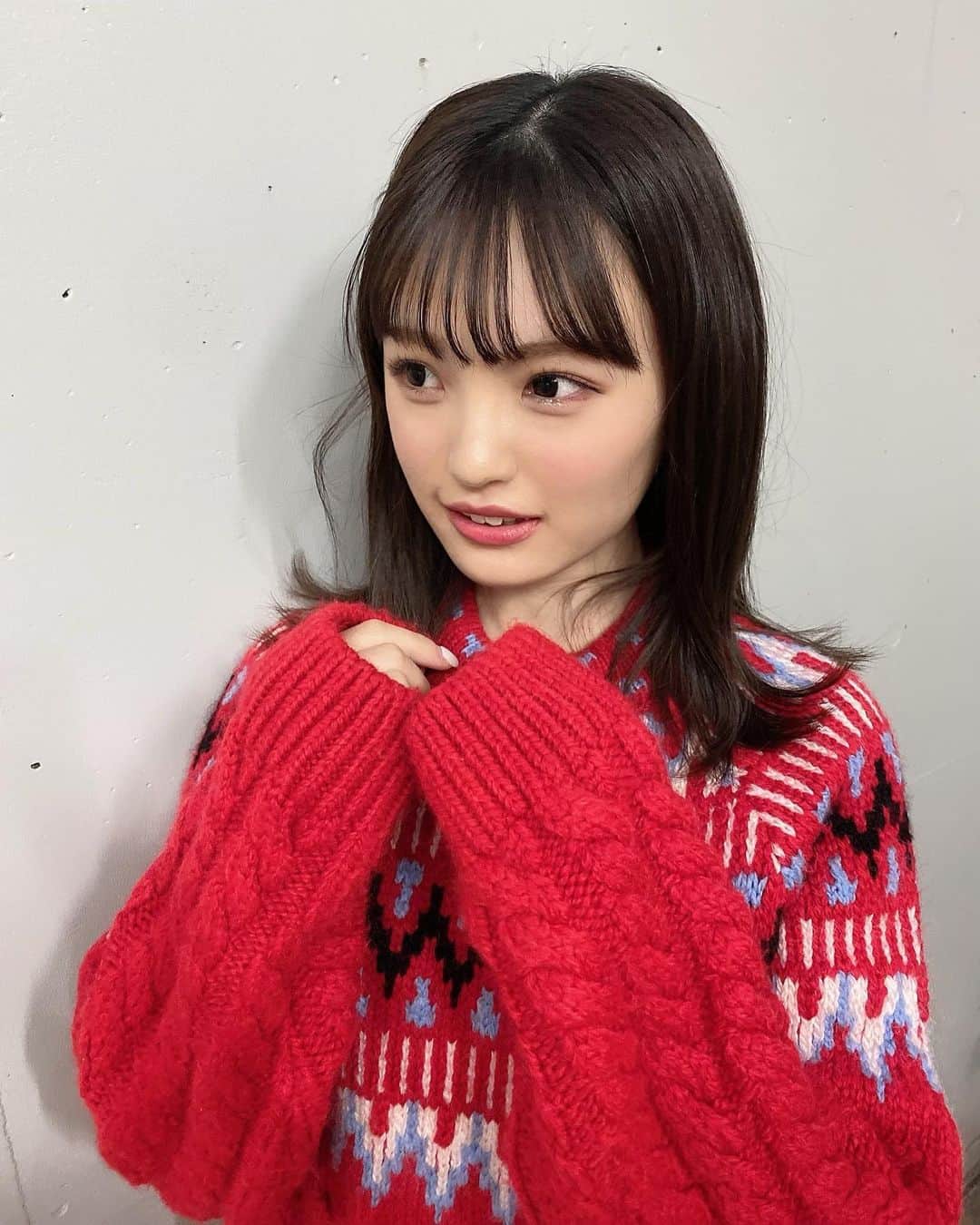 のインスタグラム：「赤ニット萌え❔❔❔  #ニット女子」