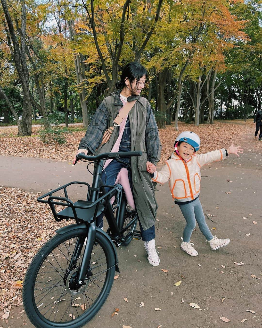 原田沙奈子さんのインスタグラム写真 - (原田沙奈子Instagram)「陽射しの中、家族で公園。  まさかの、極寒。 （寒がり冷え性には地獄同様）  着いた瞬間からすごく楽しそうに駆け回って、 暑いからと上着脱いだアマネを羨望の眼差しで見つめた土曜日。  #公園コーデ」11月27日 19時51分 - sanakoharada