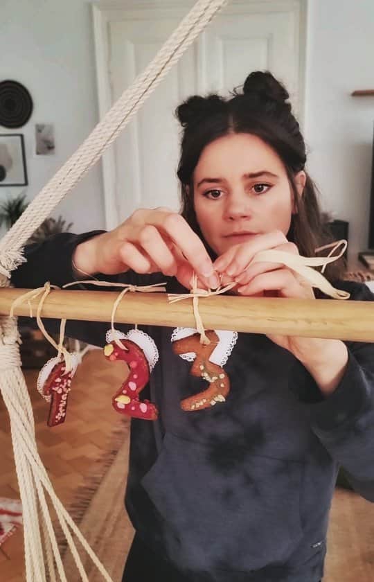 Joyce Ilgのインスタグラム：「*Werbung 🍪 Adventskalender-Plätzchen-DIY 🍪  Ich habe heute eine richtig coole Inspiration für euch, mit der ihr jemandem eine Freude machen könnt. ❤️ Geht super schnell, die Backzeit beträgt nur 10min. Das Rezept könnt ihr euch einfach screenshotten. Ich habe die vegane Biovariante genommen, braucht man aber nicht. Ich freue mich so sehr über meinen #DualCookFlex Backofen von @samsunggermany, denn dadurch backe ich in letzter Zeit so viel mehr als vorher. Macht einfach Spaß. Mit meinem #GalaxyFold3 kann ich den Backofen aus der Ferne oder dem Wohnzimmer überwachen und steuern 😍. Na dann, viel Freude beim Nachmachen!   #withGalaxy #TeamGalaxy」