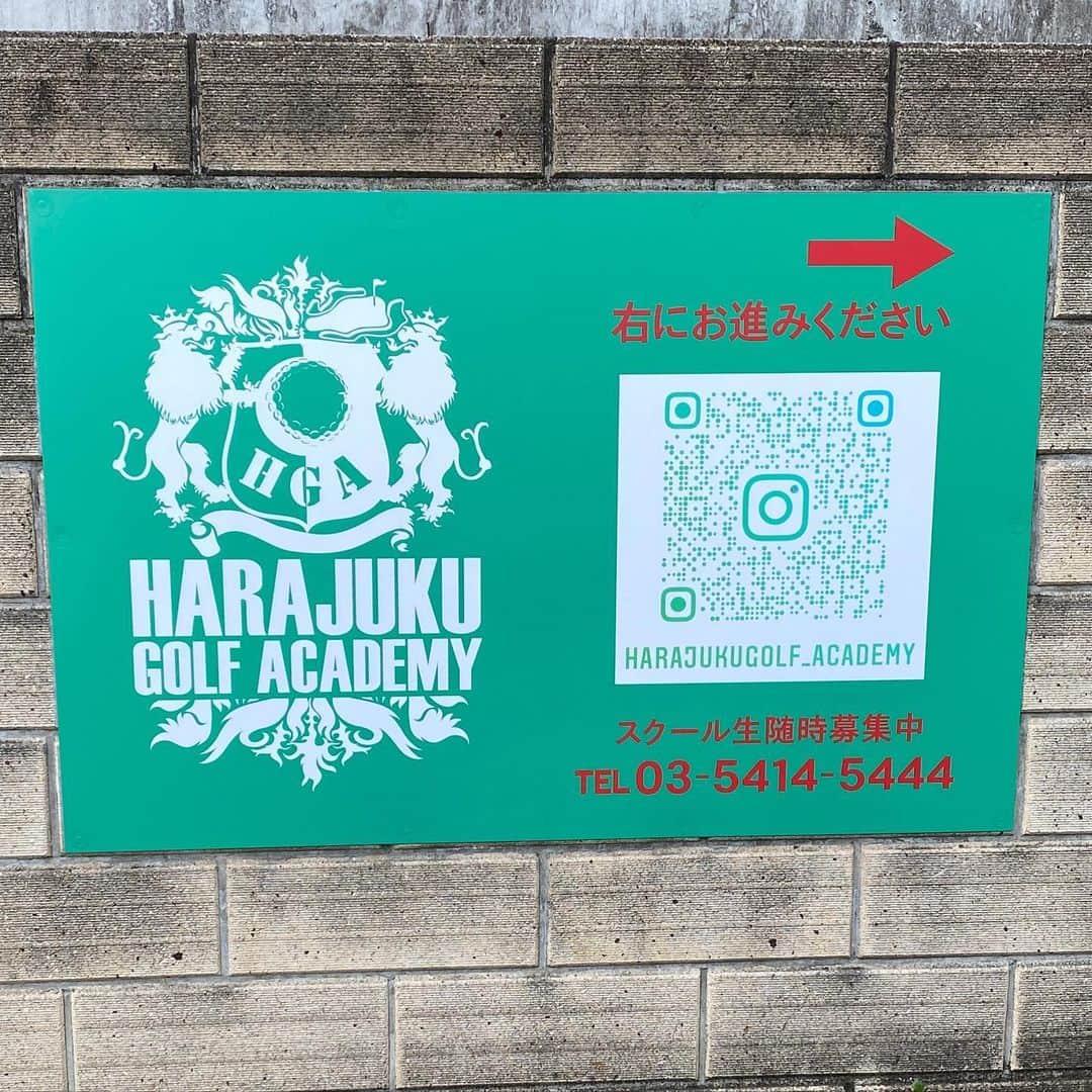 岩崎静羅さんのインスタグラム写真 - (岩崎静羅Instagram)「☺︎ 【原宿ゴルフアカデミー】へ @harajukugolf_academy   ボッサボサも気にならないほど 本気で振ってきましたー！！笑  球への力の伝え方がわからんとかゆうてたんですが そもそもクラブの使い方からわかってなくて😂 目から鱗なことがたくさんありました！ 下半身リードの勘違いや 手打ち防止の間違った意識など アマチュアあるあるの変なことをしていて。。。 それ全部ちゃうかってんよー😭 正しいレッスンをうけることって めっちゃ大切‼️ シーズンオフの間に進化してやる💪  目指せ（本物の）200ydの女✨  まずはヘッドスピード35にする  とにもかくにも 赤石校長、本当ありがとうございました！！！  #155cm #ゴルフ女子 #ゴルフばか #ゴルフレッスン #飛距離アップ #スイング動画 #golf #golfer  #原宿ゴルフアカデミー  駆け込み寺でっせ！ #せいらのゴルフ奮闘記　 #体育会系女子 になる #ビフォーアフター #ヘッドスピードアップ #全力素振り」11月27日 19時49分 - seeeeiiiiraaaa