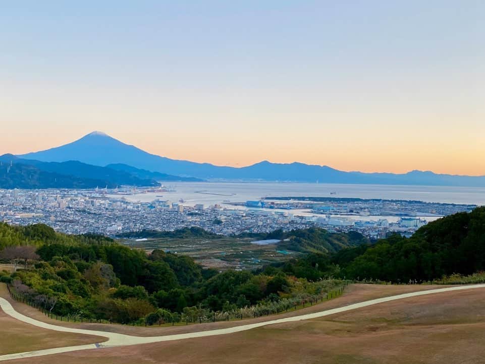 實石あづささんのインスタグラム写真 - (實石あづさInstagram)「. 時間で変わる富士山の表情が 神秘的で ずっと見ていても飽きない🥺 . ２枚目は夕方 ピンクとオレンジが混ざったような 絶妙な色にうっとり。 ３枚目は早朝。 稜線がクッキリハッキリして 富士山の力強さを より感じました✨ . こんな景色を見られる静岡、 最高です♡ . #日本平ホテル #日本平 #nippondairahotel  #風景美術館日本平ホテル  #hotel  #mtfuji #富士山 #絶景  #絶景スポット  #静岡 #shizuoka  #familytime #家族時間  #家族旅行  #フリーアナウンサー #スピーチトレーナー #實石あづさ」11月27日 19時55分 - azusa_jitsuishi