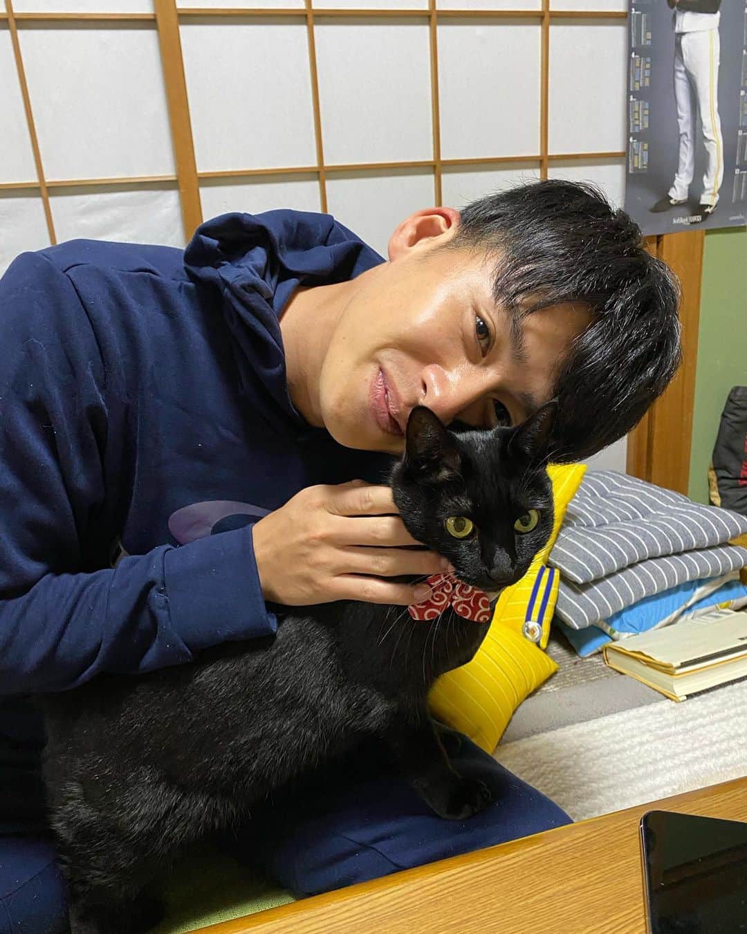 板東湧梧のインスタグラム：「1日だけ実家に帰って癒されてきました！  肩の故障、お腹の手術とありましたが、この通り元気です！  日本シリーズの熱い試合が続いてますが、来年こそはこの舞台に立てるように頑張ります！！  #カーヤ #黒猫 #この写真の数分後 #噛まれて血がでた #悲しい」