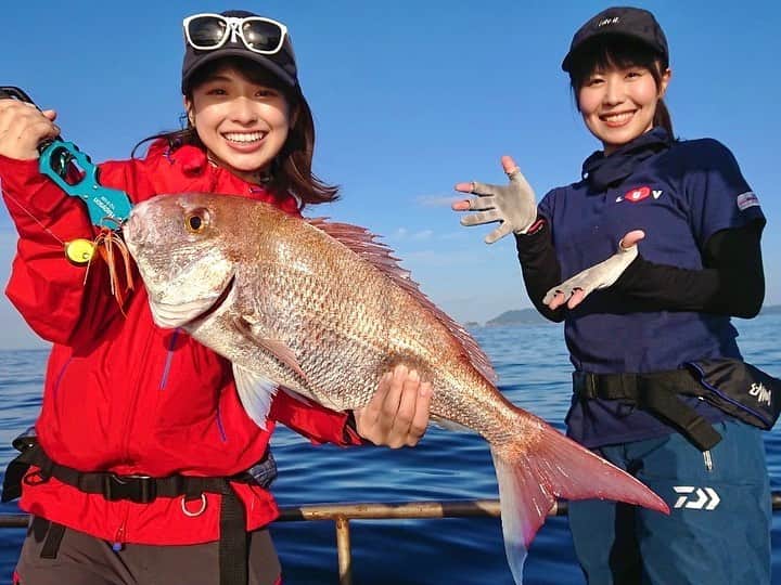 関西テレビ「釣りたガール！」のインスタグラム：「✔︎ あすの早朝、放送です〜🤗  魚影の濃い愛媛県愛南町にて、  新米釣りたガール！カンテレの舘山聖奈アナが  そらなさゆり先生に手取り足取り教えてもらって  タイラバに初挑戦❣️😍  釣り上げた人生初の大物を、ムラニシに送ってくれました…😭🙏💕  昆布締め 鯛めし カルパッチョ 煮付け などなど、頭から尻尾まで余さず頂きました🤤  2人とも本当にありがとう❣️  カンテレではあす11/28(日)朝5:15〜  放送です！鯛とのファイトシーンをぜひ観てあげて下さい💪🤗  #釣りたガール #釣りたガール濃いめ #愛媛県愛南町 #そらなさゆり さん #舘山聖奈　アナ #タイラバ #初挑戦 #もちろんリオンも頂きました #お刺身で食べてました #贅沢犬です #釣り #釣りガール  #釣り女子  #釣り好きな人と繋がりたい  #釣りビジョン #カンテレ」