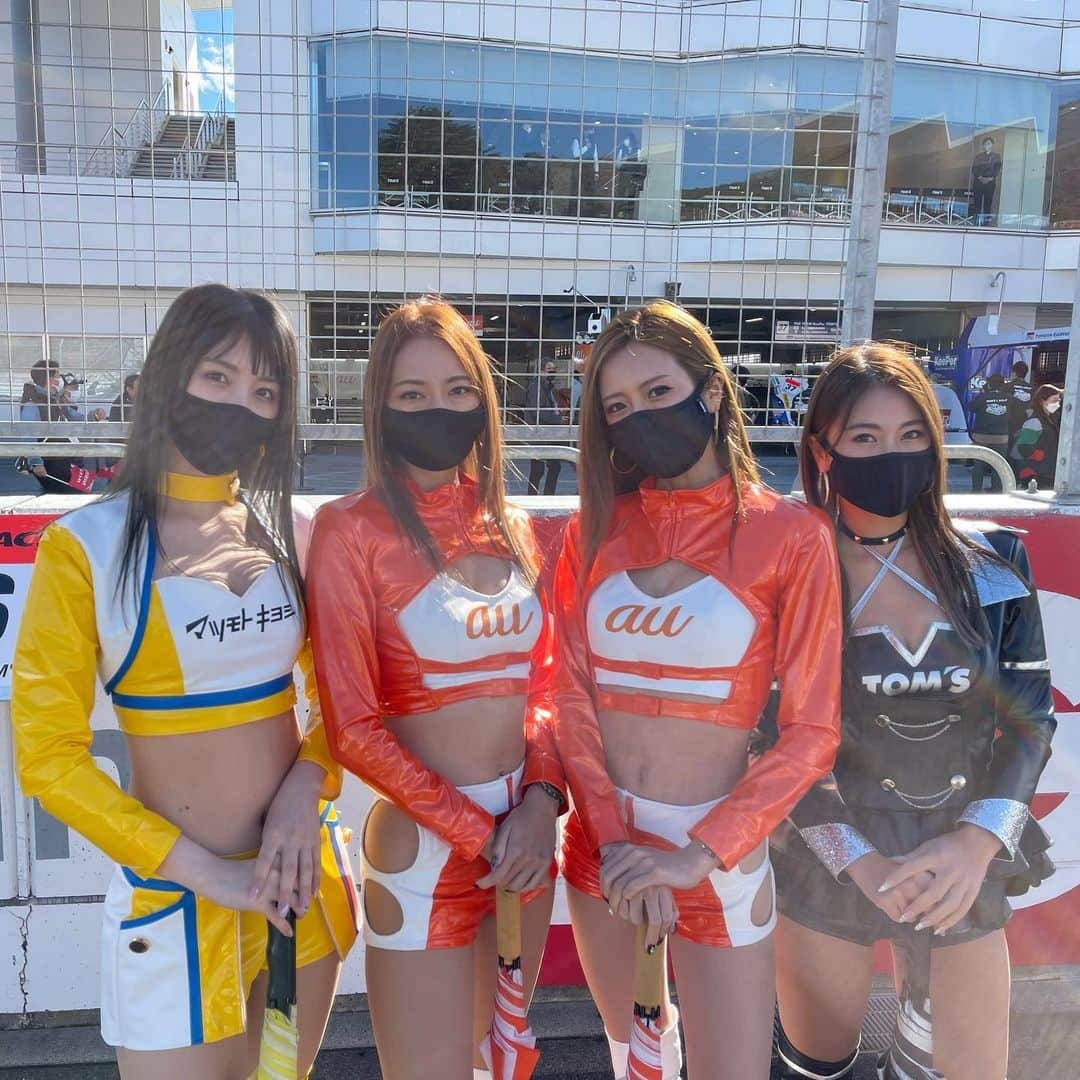 木村理恵さんのインスタグラム写真 - (木村理恵Instagram)「SGT最終戦🔥予選🏁  本日寒い中お疲れ様でした🗻‼️ ドキドキな予選でした🥺 明日は36号車4番手からのスタートに なります🧡  久しぶりのピットビューイングとか ステージとかもあって久しぶりに皆さんと会えたのが嬉しかったな💕 明日のステージは完璧にしたいです🤫  モニターみてたら一瞬雪☃️めちゃくちゃ降ってるように見えたんだけど、降ってないって❄️あれは何だったんだろ🤔  明日もTGR TEAM au TOM'Sの応援お願いします🧡  #supergt#sgt#tomsracing #tomslady #au#circuit#rq #スーパーgt#fuji #レースクイーン」11月27日 20時16分 - rierienari1229