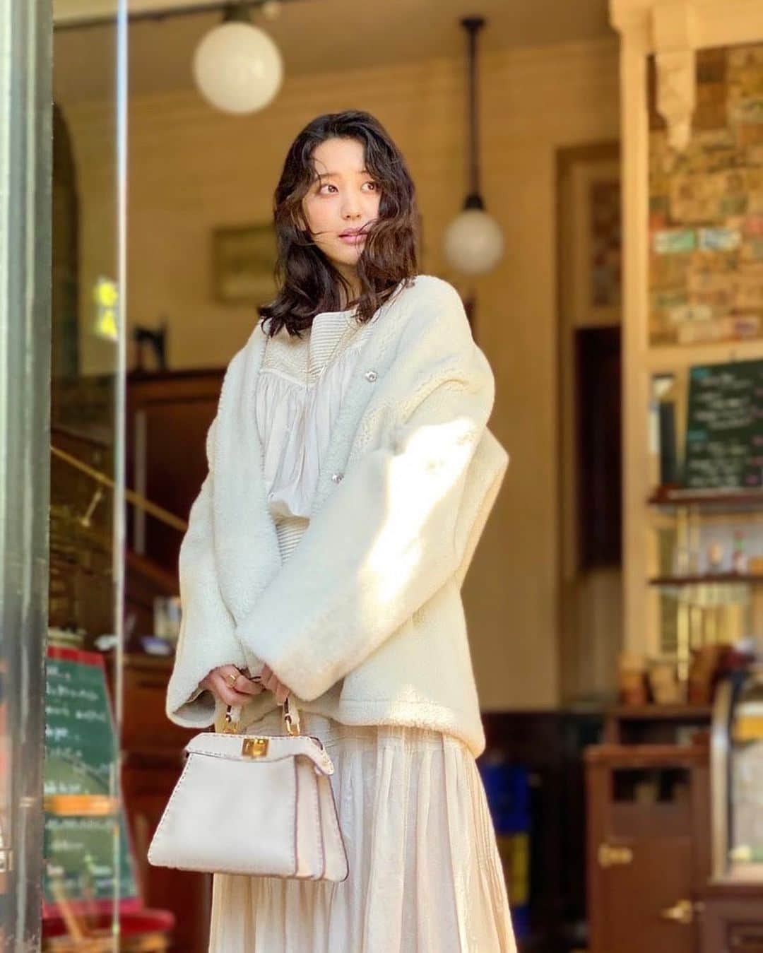 山崎紘菜のインスタグラム：「⛄️ @classy_mag_insta  2022年1月号 本日発売です✨ 少し載せていただいてますので ぜひチェックしてみてください〜〜 #冬コーデたのしいねぇ」