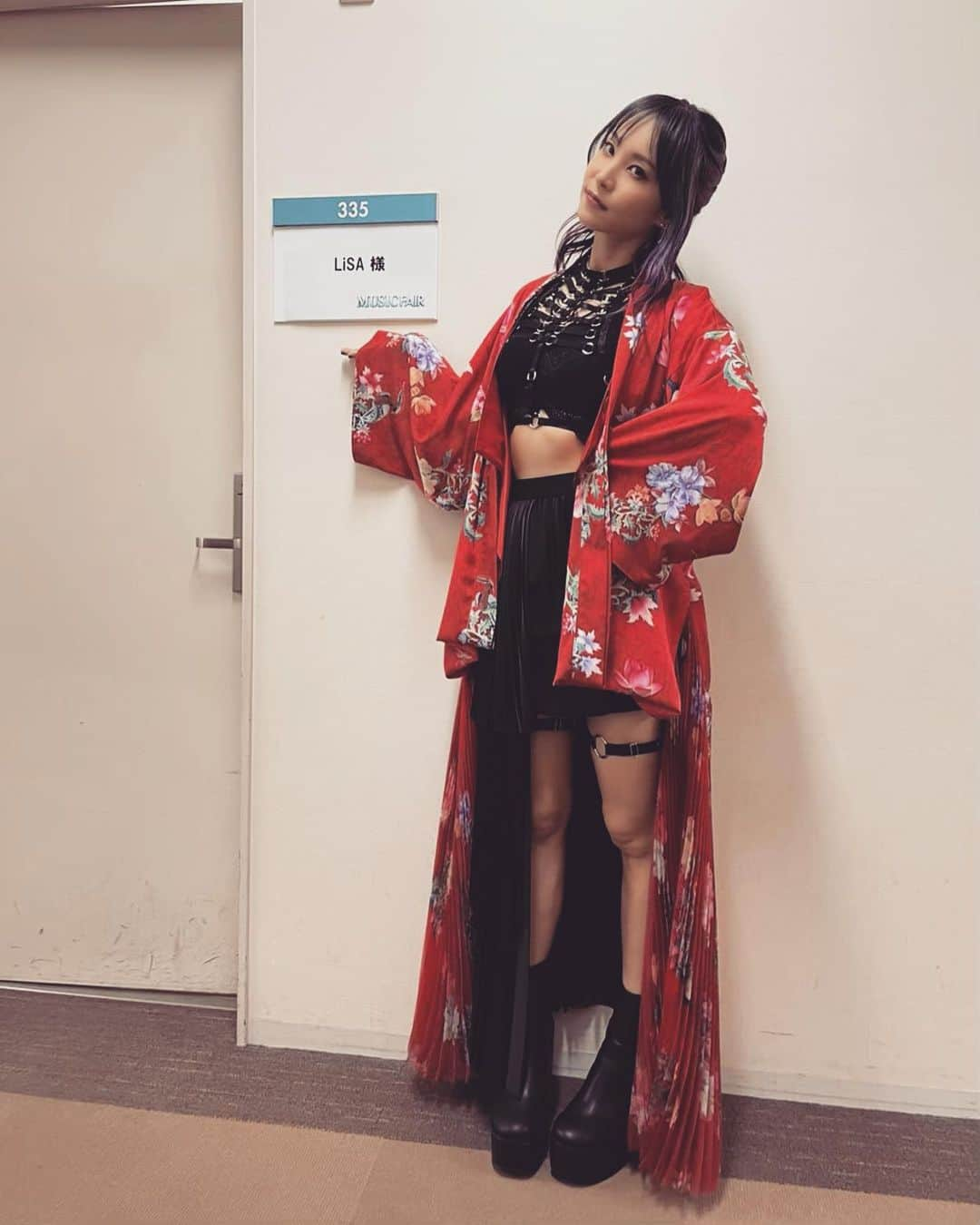 LiSAさんのインスタグラム写真 - (LiSAInstagram)「フジテレビ「#MUSICFAIR」様にて、テレビアニメ「#鬼滅の刃」無限列車編オープニングテーマ「#明け星」をお届けさせていただきましたっ👹 MVの衣装で初歌唱でしたっ🎤 そして、トークで仲間さんと、軽部さんとお話しさせていただいた岐阜の鷄ちゃん🐦 大臣さんのこれが好きすぎてお取り寄せしてるの☻  さて、いよいよ明日はテレビアニメ「鬼滅の刃」無限列車編　最終話です🛤 最後の最後まで、よろしくお願いします！！👹」11月27日 20時22分 - xlisa_olivex