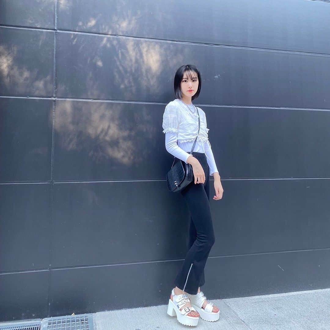 新潮社 ニコラ さんのインスタグラム写真 新潮社 ニコラ Instagram シンプルモノトーン トップスは白を重ね着にして 韓国っぽさを出しました やっぱりモノトーン大好き レーストップス Wego インナートップス H M パンツ Non Hedge 靴 Yosuke 組橋