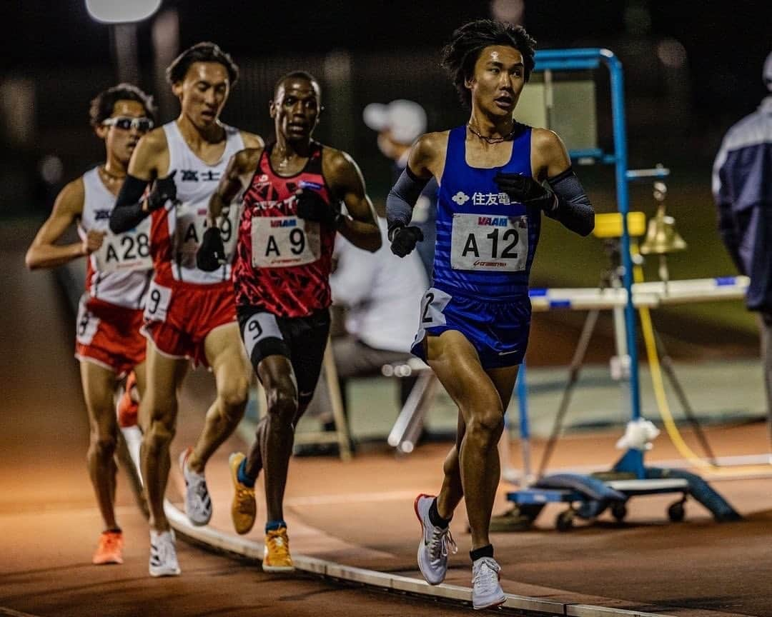 吉田圭太のインスタグラム：「八王子LD 10000m: 28'24"52 . 初めて13分台で5000mを通過しました。身体びっくりしてたな。 最低限粘れたけど27分台狙えるコンディションだっただけに残念です。 連戦だったのでここで落ち着いて、あとはニューイヤーに向けて頑張ります！ . photo by @ekiden_news」