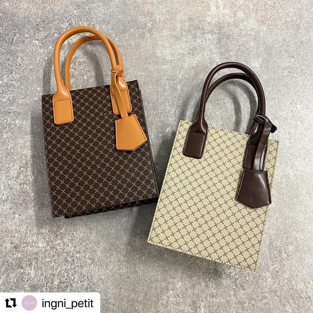 INGNI STOREさんのインスタグラム写真 - (INGNI STOREInstagram)「#Repost @ingni_petit with @make_repost ・・・ 【モノグラムスクエアショルダーバッグ👜】 ⁡ ⁡ ▫️モノグラムスクエアショルダーバッグ ▫️品番1214-040689 ▫️¥4,290（tax in） ▫️2カラー ⁡ こなれた大人の雰囲気をプラスするレトロシックな柄のショルダーバッグ👜 ⁡ かっちりとしたスクエアデザインでオンオフ問わずに活躍します𓂃𓂃𓂃 ⁡ ショルダーベルトを取り外せばハンドバッグとしても使用可能。　 ⁡ 開閉部はマグネット式で中身が見えにくくなっています◎ ⁡ 内側には便利なポケット付き。 取り外し可能なキーリングも付いています꙳ ⁡ ⁡ ⁡ ⁡ ⁡ #ingni  #置き画 #置き画倶楽部#トレンド#可愛い#お洒落#プチプラ#ootd #きょこ #お洒落さんと繋がりたい#大人#シンプル #かわいい#いいね#insta#fashion#ファッション#instagood#outfit#girl#folowme#大人コーデ#一週間コーディネート#bag#冬#リール#bag#モノグラム#ショルダーバッグ」11月27日 20時28分 - ingnistore