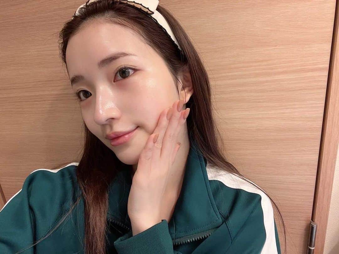 南りほのインスタグラム：「SNSで話題のＮオーガニックが、今ならロフトなどの全国のバラエティショップ・GMS限定※でお得なスターターセットを発売しているみたいです🥺✨※取扱いがない店舗もあるみたいです🙇🏼‍♀️  スキンケアだけじゃなくて、姉妹ブランドの& WOLFのUVファンデーションも試せるセットになってるのでかなりお得🤦🏼‍♀️🤎  YouTube見てくれてる方は何度も登場してるから見たことあると思うんだけど、私のとってもお気に入りなスキンケアの一つだよ🤍  定番の化粧水だけでなく、1本で乳液、美容液、クリームの役割を果たす美容乳液セラムも試せて、香りもよくて、スキンケアが楽しみに..♡  数量限定とのことなので、欲しい方はお急ぎを！ YouTubeの母とのナイトルーティン動画で使用しているからそっちもチェックしてね🤎🤍  #PR  #Nオーガニック #Nで毎朝ハリ肌チャレンジ #オーガニックコスメ」