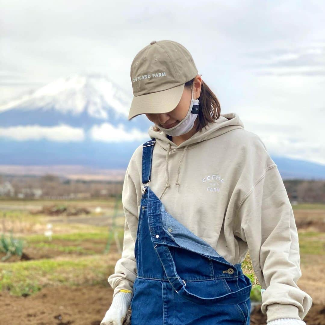 カナさんのインスタグラム写真 - (カナInstagram)「「COFFEE and FARM」 アパレルアイテム 注文受付開始!!👩🏻‍🌾☀️ 11/28(日)18時より「COFFEE and FARM」の オンラインサイトがOPEN!  @coffeeandfarm 🗻 ． みんなからのたくさんのリクエストと、 みんなにも一緒のおソロを着てもらいたいなぁ という想いから、この度農作業時に着用した プリントTシャツやパーカーを販売いたします🧸🎶  直前のご報告で申し訳ございませんが、 明日11/28(日)18時から注文をスタートします👍🏻  Tシャツ、パーカーの他、多数のアイテムが ラインナップいたします！ぜひチェックしてみてね😋  わたしのお気に入りは ベージュのパーカー！😛🤎🤍  ●注文受付 2021年11月28日(日)18:00～ ※「Tシャツ」「パーカー」「ステッカー」のみ 受注販売になります。  ●お届けについて 受注後4週間から8週間で順次発送予定 ※発送日の異なる商品と同時にご購入いただいた場合は、 商品が全て揃ってからの発送となります。  数に限りがあるアイテムがございます。予めご了承ください。  詳細はHPをご覧ください！ https://candf2021.theshop.jp/  #coffeeandfarm #農業」11月27日 20時43分 - _kana627_