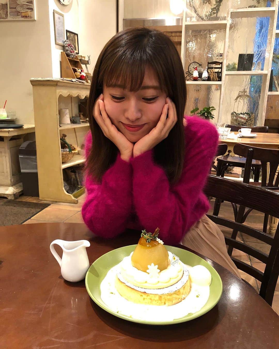 白戸ゆめのさんのインスタグラム写真 - (白戸ゆめのInstagram)「🍐 . お気に入りのパンケーキ店🥞！ 恵比寿にあるアクイーユです😊 . 11月の季節限定を注文 まるごと洋梨のパンケーキ💚 紅茶のチョコソースとマスカルポーネクリーム ゆずのアイスやクリームブリュレなど いろんなものがてんこ盛り😍 なのにバランスが最高でとってもおいしかったです✨ . #パンケーキ #カフェ #恵比寿 #恵比寿カフェ #アクイーユ #限定メニュー #秋の味覚 #食欲の秋 #ありがとう　#autumn」11月27日 20時45分 - yumeno.s_