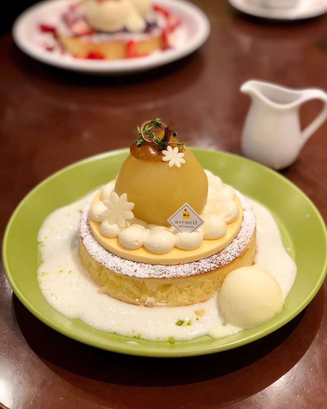 白戸ゆめのさんのインスタグラム写真 - (白戸ゆめのInstagram)「🍐 . お気に入りのパンケーキ店🥞！ 恵比寿にあるアクイーユです😊 . 11月の季節限定を注文 まるごと洋梨のパンケーキ💚 紅茶のチョコソースとマスカルポーネクリーム ゆずのアイスやクリームブリュレなど いろんなものがてんこ盛り😍 なのにバランスが最高でとってもおいしかったです✨ . #パンケーキ #カフェ #恵比寿 #恵比寿カフェ #アクイーユ #限定メニュー #秋の味覚 #食欲の秋 #ありがとう　#autumn」11月27日 20時45分 - yumeno.s_