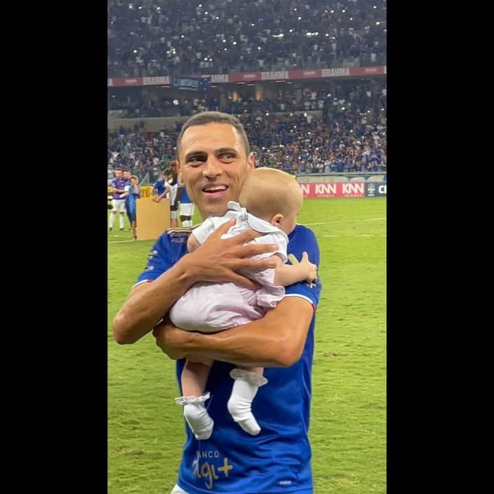 ロムロ・ソウザ・オレステス・カルデイラのインスタグラム：「🤱🏟 Minhas duas princesas entrando no estádio. Só se emociona com o barulho dessa torcida… 🧏‍♂️💙🙌🏻 . . . #Romulo  #Mineirão #TorcidaApaixonada #Cruzeiro #NaçãoAzul」