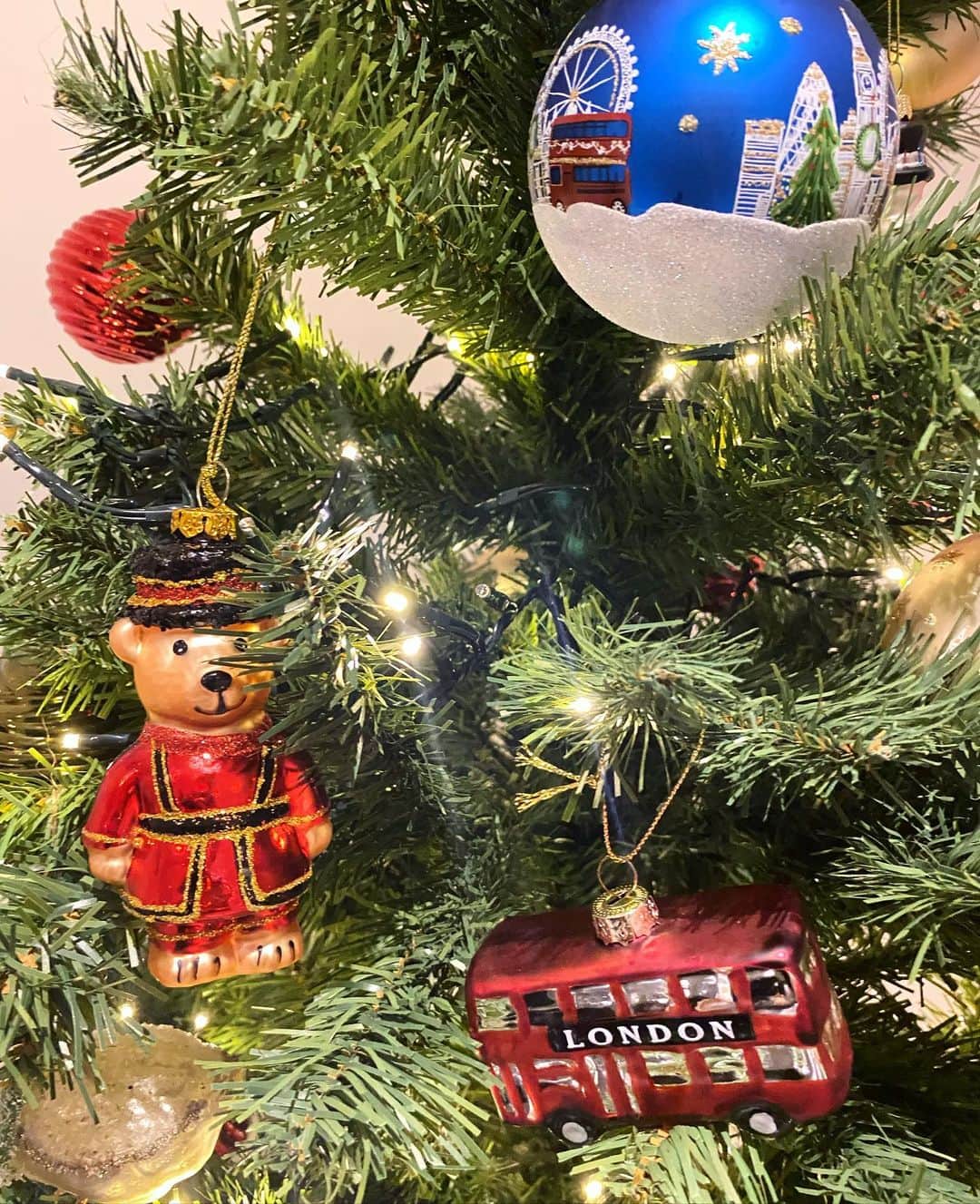 岡村仁美さんのインスタグラム写真 - (岡村仁美Instagram)「クリスマスツリーを出しました🎄 今年はロンドン生活の記念にと、ロンドンらしいオーナメントを追加 ・ 娘たちも一緒に飾り付け。 までは良かったのですが オーナメントを引っ張って壊してしまうので、あえなく半日でリビングから退避😓 小さなお子さんのいるご家庭はどうしているのでしょうか？  #クリスマスツリー #ロンドン生活 #双子育児 #もうすぐ２歳 #やめてと言うと加速する二人」11月28日 7時08分 - hitomi_okamura_
