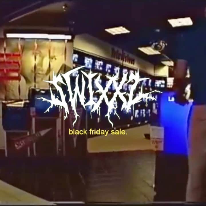 マギー・リンデマンのインスタグラム：「BLACK FRIDAY SALE!! 50% OFF SITEWIDE🖤 @swixxz GO GO GOO swixxz.com」