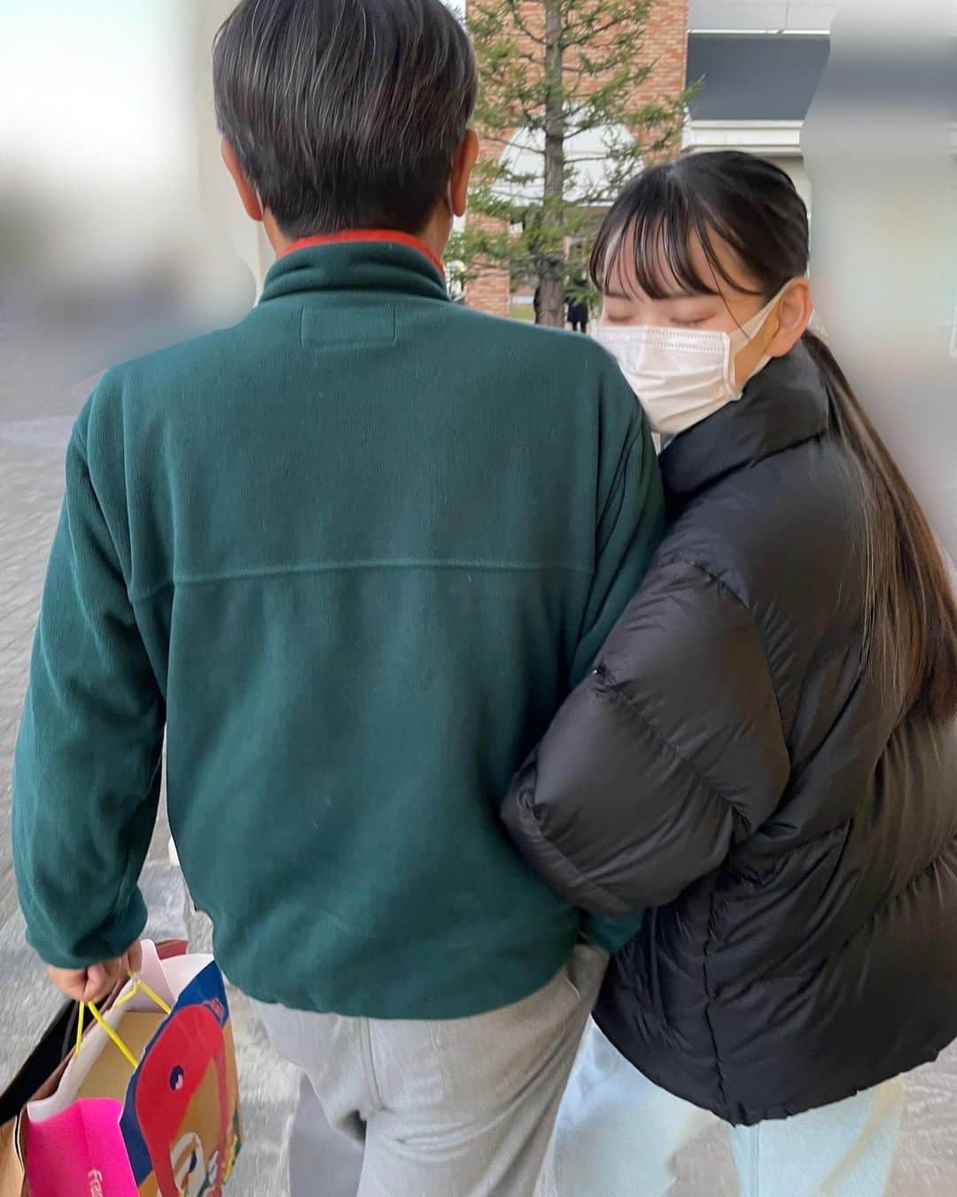 中野みやびのインスタグラム：「まいぱぴーーー   #papa  #お買い物  #パパ  #father  #仲良し  #面白い  #すき焼き  #すし  #すき  #父  #娘 #northface  #ノースフェイス  #ダウン  #冬  #ツーショット  #後ろ姿  #中野みやび」