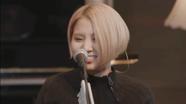 阿部真央のインスタグラム：「YouTubeライブ、たくさんの皆さんにお越しいただきありがとうございました！🥰  楽しかったー！  12月15日（水）新曲！ 12月19日（日）3回目のYouTubeライブ！  またすぐ会いましょうー✨  #abemaoyoutubelive」