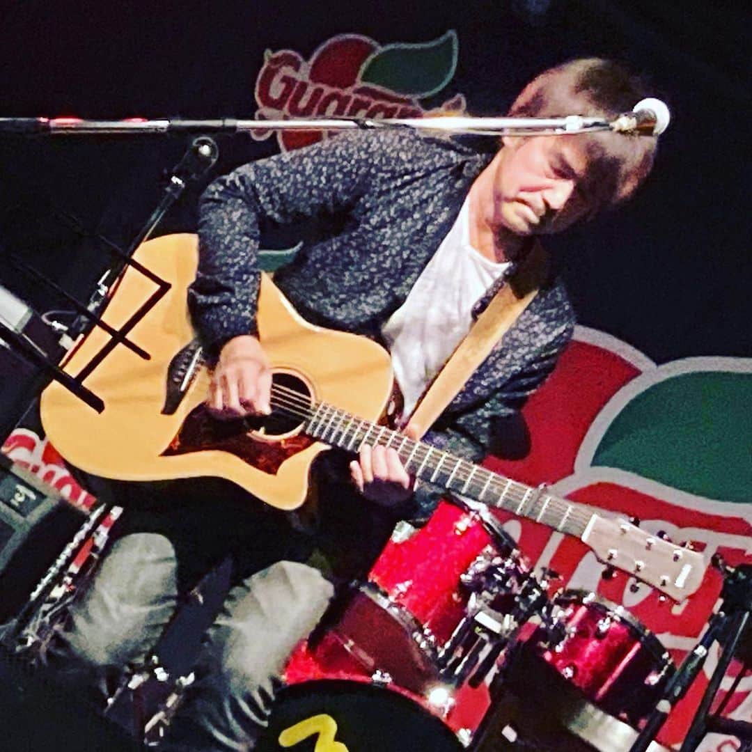Shigeru Kimotoのインスタグラム：「昨日は三曲だけ歌ってきました。 徐々にモニターから出る音に耳を鳴らしているところです。 ずっと自宅からの配信ライブやってるためイヤホンで自分の音を聴くことに慣れてしまって💦ステージモニターからの音に対して違和感が否めない💦  セットリスト 花火 真夜中の青い鳥 White  #弾き語り #オリジナル曲 #ルーバー」