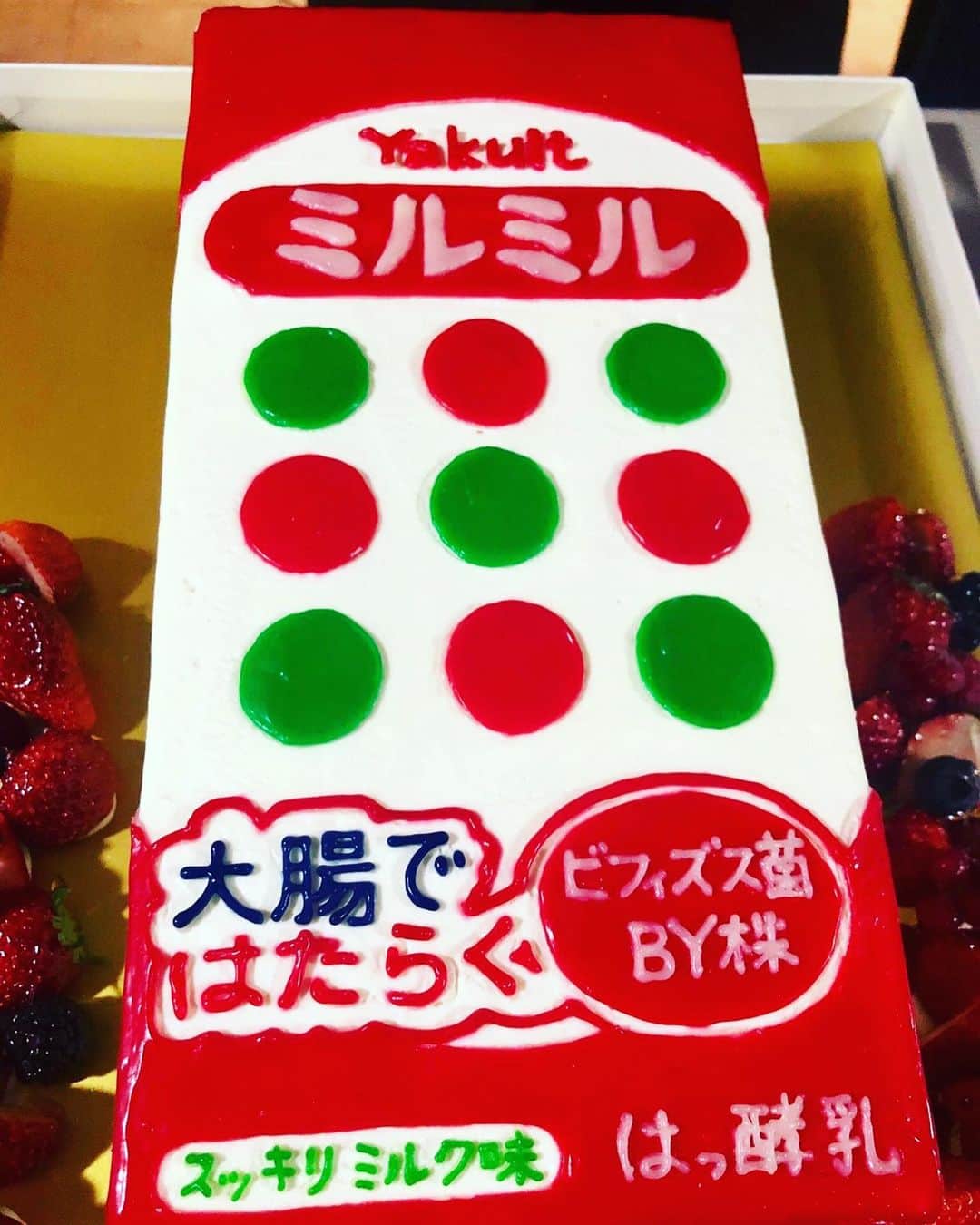 吉岡聖恵のインスタグラム：「㊗️東京ヤクルトスワローズ日本一🎉🎊🎉  ２０年ぶりの日本一⚾️🥇  おめでとうございます❗️❗️❗️❗️❗️  連日の熱い戦い🔥感動をありがとうございました💖✨  #スワローズ #日本一おめでとうございます #みるみるうちに元気でた #いつかのミルミルケーキ」