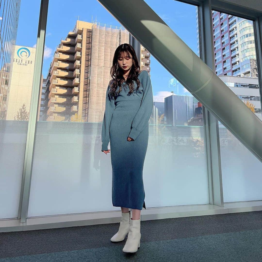 吉田朱里さんのインスタグラム写真 - (吉田朱里Instagram)「本日は #土曜のよんチャンTV でした！ ブルーのお洋服にバーガンディメイク♥️ ブルベメイクって感じかな？」11月27日 23時32分 - _yoshida_akari