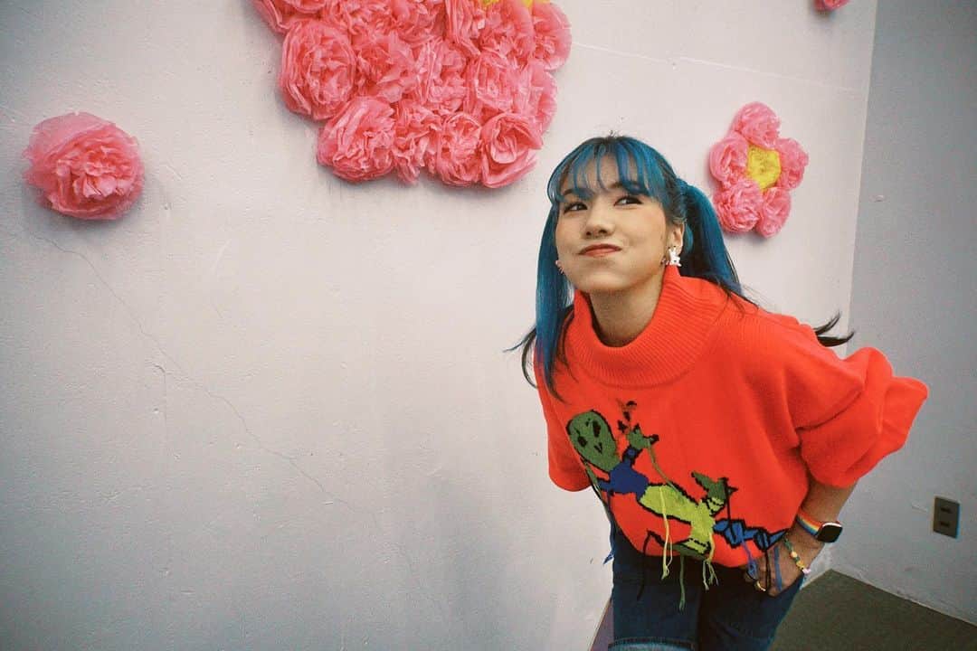仲里依紗のインスタグラム：「今日で今年の学園祭ツアーが終わりました🥺‼️✨  関西外国語大学さま 大阪学院大学さま 中央大学さま 京都女子大学さま 亜細亜大学さま 立正大学さま 京都橘大学さま  たくさんの大学さまにトークしにいけて楽しかったぁ〜❤️  れいちゃん @re._reichan_ もスタイリストとして同行してくれて姉うれしみ🥰  本仮屋さんも司会してくださりました🥰　@riina_motokariya   オンライン配信の学校もあったけどたくさんの学生達に会うことができて幸せハッピー丸🙆‍♀️💕  みんなとっても可愛くって一生懸命で本当に頑張ってて🥺うるうる🥲 母の気持ち🤱❣️笑  またどこかで会いましょーね☺️  学園祭でYouTubeカメラ適当に回してたから編集できる感じだったら編集してアップするねー🤲✨」