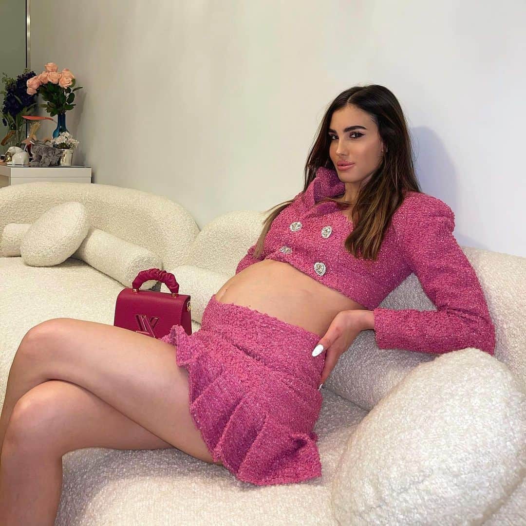 Silvia Carusoのインスタグラム：「Beyond happy to announce we are having dizygotic twins (different twins )!! One boy and one girl ❤️❤️❤️❤️ I’m a little pink whale 🐳」