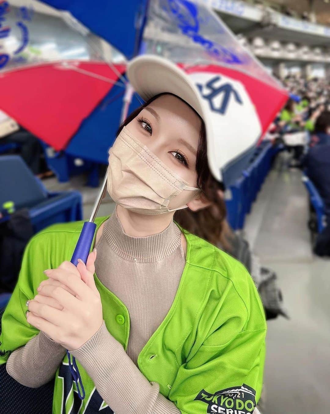 インスタ野球女子【公式アカウント】さんのインスタグラム写真 - (インスタ野球女子【公式アカウント】Instagram)「・ ・ ・ ㊗️日本一㊗️ 今回は#スワローズ女子 をご紹介していきます♡* ・ とっても美人さんですね💚 ・ @_yoshida_megumi さんのアカウントも是非覗いてみてください✨* ・ インスタ野球女子ではプロ野球を観戦、応援している女性の方をRepostでご紹介させていただいています⚾* ・ みなさんも「#インスタ野球女子」をつけて投稿しよう！ 素敵な野球仲間が見つかるかも、、🙋！* ・ 素敵な投稿はリポストさせていただきます😘* ・ 次回もお楽しみに～～👋👋 ・ #スワローズ#ヤクルトスワローズ #スワローズ女子#つばめ女子 #神宮球場  #野球グッズ#野球観戦#ユニフォーム #可愛い#美人#美女#女の子 #スワローズファンと繋がりたい #野球好きな人と繋がりたい #インスタ野球女子」11月28日 1時09分 - baseball_girl_89
