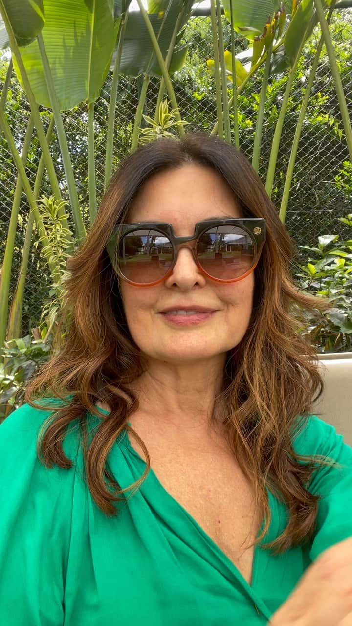 ファチマ・ベルナルデスのインスタグラム：「Sobre sol, vitamina D e filtro solar. 😉😘」