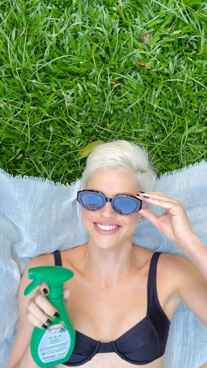 アガサ・モレイラのインスタグラム：「As vezes um simples momento de tranquilidade pode se tornar um caos com o incomodo dos insetos, não é mesmo?! Mas agora eu já posso até fazer cenas de filme europeu lendo no gramado 😂 Não sei se vcs conhecem @aerogardbrasil mas ele é o primeiro e único inseticida em formato gatilho com ingrediente extraído de fonte natural, das flores crisântemos. Ele é maravilhoso e se adaptou muito bem ao meu dia a dia. 🌼♥️   #ProtegerÉNatural *publi」