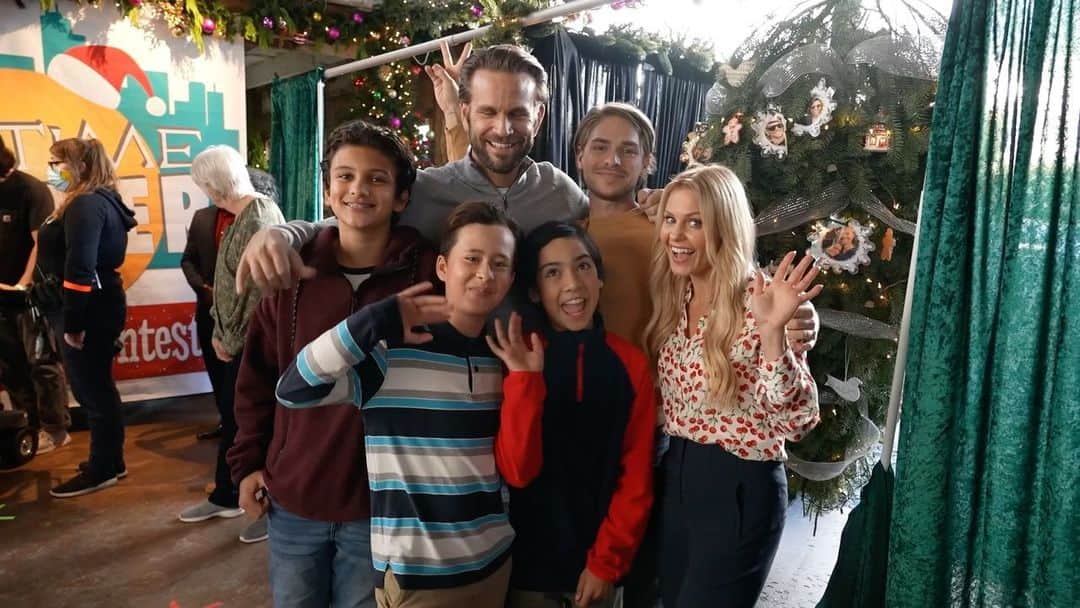 キャンディス・キャメロン・ブレのインスタグラム：「Another day, another behind the scenes look on set “The Christmas Contest” AND how we put together the TikTok ☺️ The Christmas Contest premieres TOMORROW on @hallmarkchannel ✨🙌🏼🎄😍 #thechristmascontest」