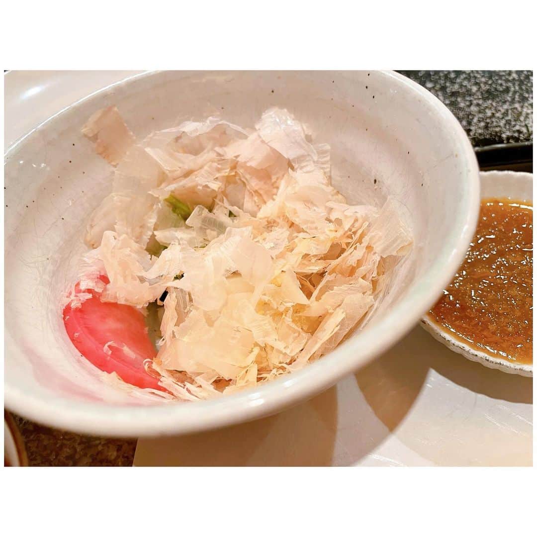 李ヒャンさんのインスタグラム写真 - (李ヒャンInstagram)「トトが元気になったら美味しい豚カツ連れてってあげるよ。 と言われてからずっと楽しみにしていた豚カツ🐷 オープンしたら整理券が配られるくらい大人気なお店で1時間以上は間違いなく並ぶという人気店"マンジェ"に行ってきました。 なかなか予定が合わず会えてなかったふみかも誘って豚カツ三昧を堪能。 渋滞に巻き込まれて私達は遅刻してしまったのだけど先に行って並んでくれて(優しすぎるー😭)そんなに待たずして食べれてしまうとゆー有り難き至福な時間でした☺️(ちなみに車で待つ事が可能です。) 豚カツはもちろん美味しかったのだけど、かつお節がかかったお漬物もびっくりするくらい美味しかった！ メイン以外にも感動があると更にテンションあがりますね。 美味しいご飯を食べれるって幸せだ♡ #yum #yummy #東大阪グルメ#関西はヒレカツをヘレカツって言うのね」11月28日 7時51分 - 73hyang