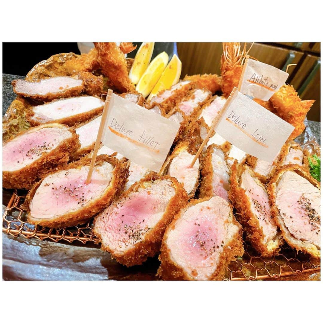 李ヒャンさんのインスタグラム写真 - (李ヒャンInstagram)「トトが元気になったら美味しい豚カツ連れてってあげるよ。 と言われてからずっと楽しみにしていた豚カツ🐷 オープンしたら整理券が配られるくらい大人気なお店で1時間以上は間違いなく並ぶという人気店"マンジェ"に行ってきました。 なかなか予定が合わず会えてなかったふみかも誘って豚カツ三昧を堪能。 渋滞に巻き込まれて私達は遅刻してしまったのだけど先に行って並んでくれて(優しすぎるー😭)そんなに待たずして食べれてしまうとゆー有り難き至福な時間でした☺️(ちなみに車で待つ事が可能です。) 豚カツはもちろん美味しかったのだけど、かつお節がかかったお漬物もびっくりするくらい美味しかった！ メイン以外にも感動があると更にテンションあがりますね。 美味しいご飯を食べれるって幸せだ♡ #yum #yummy #東大阪グルメ#関西はヒレカツをヘレカツって言うのね」11月28日 7時51分 - 73hyang