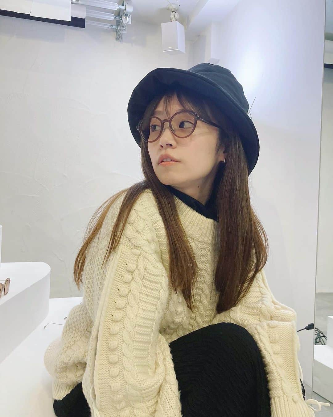菜乃花のインスタグラム：「👓🕶👓  新作です！自信作です！と紹介して頂いた「 m i t 」シリーズがかけてみるとすごく可愛くて度入りカラーレンズで2色オーダーしました。  1枚目が茶系の優しい感じ🤎 2枚目がブルー系でクールな感じ💙  これでお洋服によって使い分けれるぞ。 (目が悪いことに気づくのが遅くてメガネデビューが遅い)」