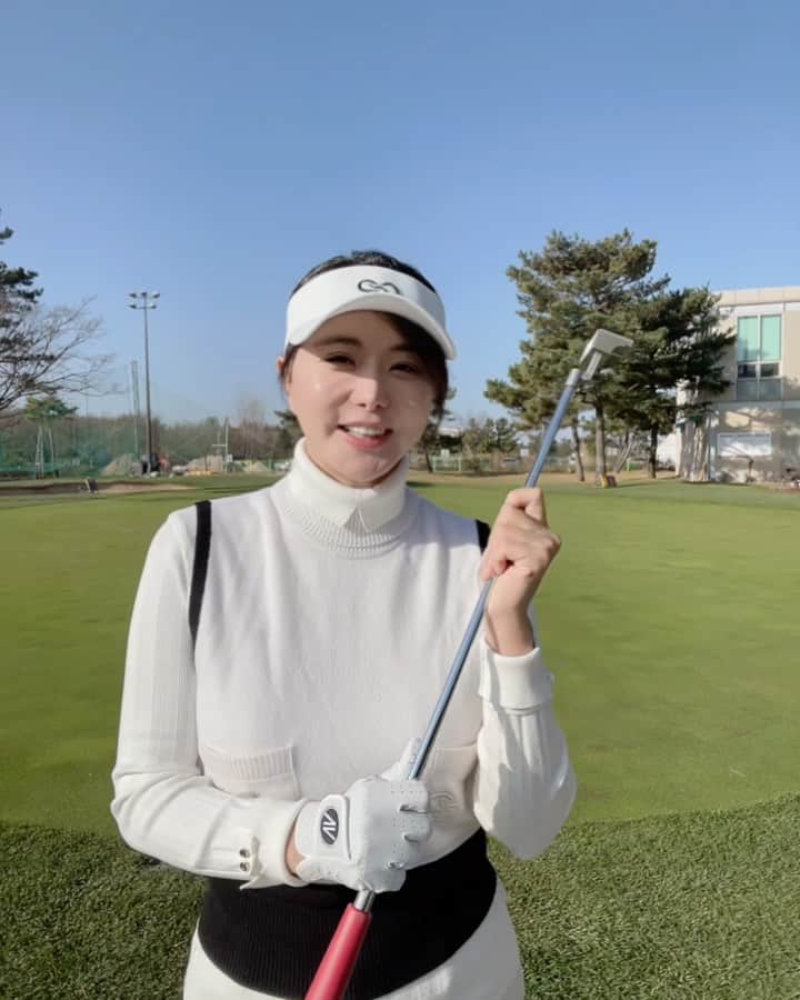 リュ・ジヘのインスタグラム：「제가 레이쿡퍼터 쓰시는 거 아시죠~~! (내돈내산) 말렛으로 사용하고 있었어요  그런데 기적처럼 협찬이 들어왔어요 모야모야..진짜 놀랬어요ㅠㅠㅠ(갬뎡)  !!저의 골프 실력을 알아보신건지!!!!🙊 골프는 퍼터가 진짜~중요해요!  취미골퍼지만 퍼터할땐 신중하게-  제가 처음 레이쿡퍼터를 쓴 이유중에 뭔가 믿음직스러운 생김새 두툼한 느낌 딱 잡았을때 그런 느낌이 있어야해요 저는 레이쿡퍼터 잡을때마다 그런생각이 들어요🦅🦅  거리감 터치감 직진성이 아주 마음에 들었답니다🦋  레이쿡퍼터에서 저를 협찬해주셔서 더 애정이 갈거 같아요  협찬을 해주셨다는 건 저 류지혜를 믿어주신거니까 사실 저를 협찬해주시는 분들은 정말 많은 고민을 하고 결정해주신다는 거 알거든요 그래서 더 감사하고 소중합니다  정말 감사하게 사용해서 더-알릴 수 있는 모델 겸 비제이 겸 골퍼가 되도록 할께요🙇🏻‍♀️♥️ 감사합니다  그리고 골프를 사랑하는 울 인친님들 다들 라베하시길 바래요🦋  #레이쿡퍼터 #퍼터추천 #골프퍼터추천  #골프 #골프웨어 #멕케이슨 #골프스타그램 #골프중독 #golfstagram #golf」