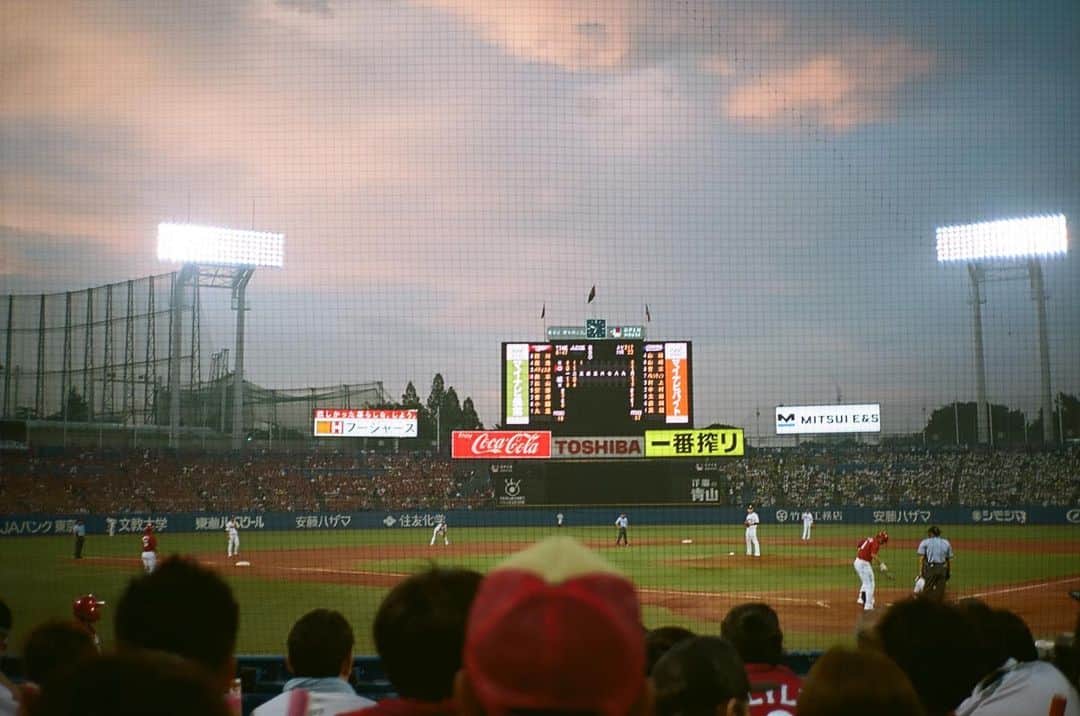 菜乃花のインスタグラム：「⚾︎⚾︎⚾︎  日本シリーズが毎試合本当におもしろくて、 今シーズンもたくさん一喜一憂させてもらいました。  ヤクルトスワローズ日本一、 おめでとうございます👏🏻  写真のバッターボックスは鈴木誠也選手。。。」